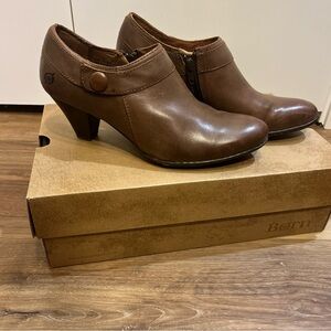 Born Women’s Low Bootie Sz 7.5 US Calixta Button Brown Leather Side Zip Heel